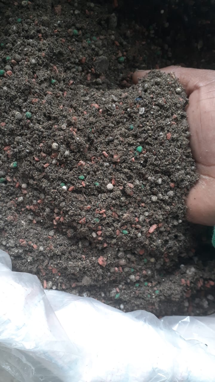Compost orgánico para mejorar la fertilidad del suelo agrícola